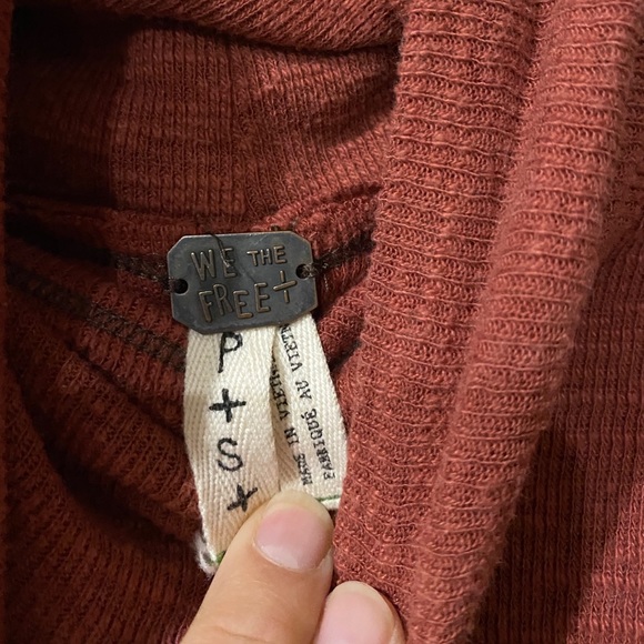 Free People Split-back turtleneck sweater in rust - Picture 3 of 4